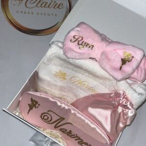 Coffret bien-être femme personnalisé avec bandeau maquillage, masque de sommeil, serviette et chouchou satin