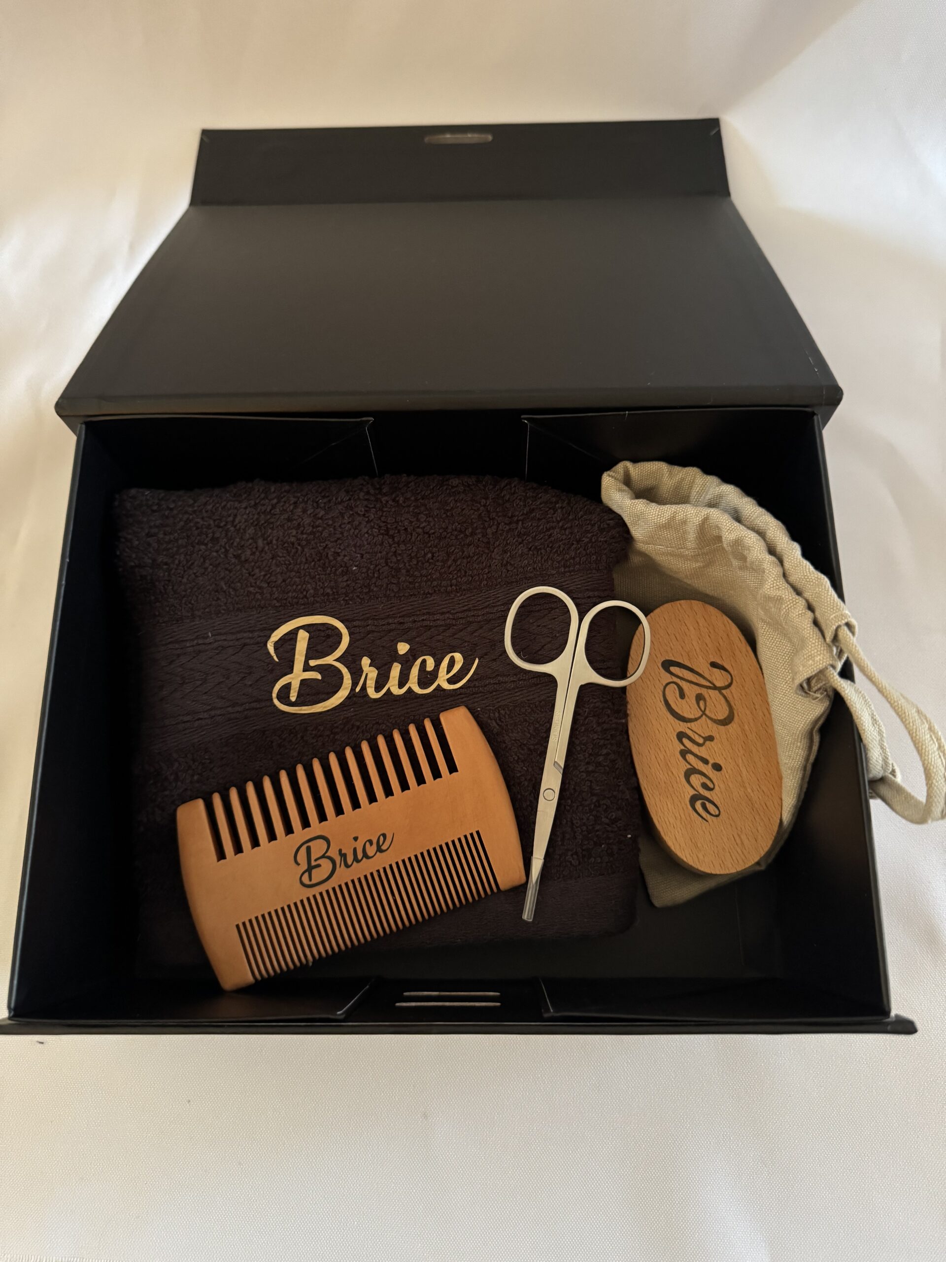 Coffret barbe personnalisable – Kit entretien barbe avec brosse, peigne et accessoires